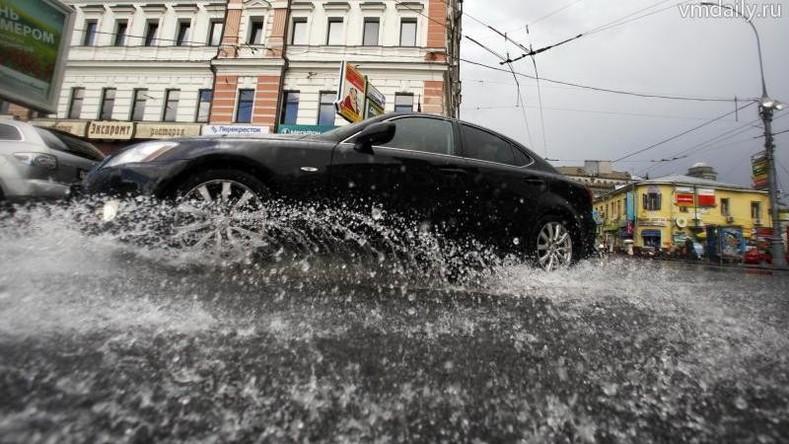 Un violent orage inonde les rues et le métro de Moscou