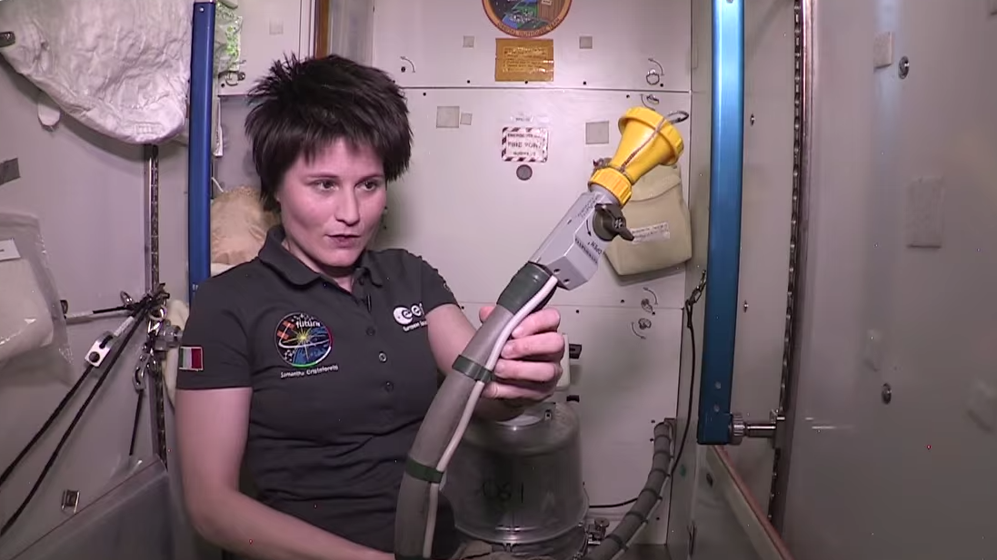 Comment les astronautes se soulagent  bord de l  ISS  RT 