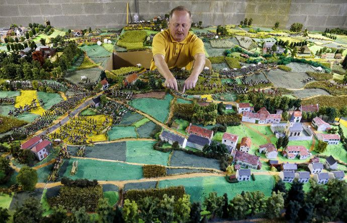 Un passionné termine une maquette de la bataille de Waterloo après 40 ans de travail