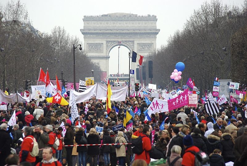 Deux ans après la loi Taubira, l'Eglise protestante décide de bénir les couples homosexuels