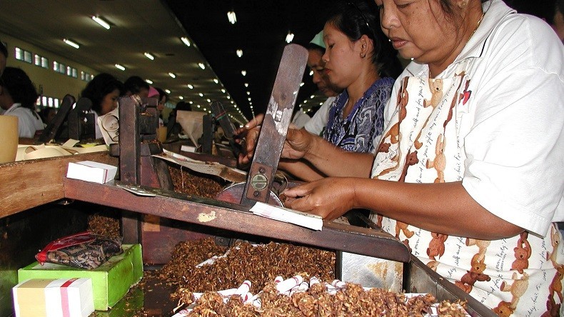Indonésie : en réponse aux paquets de cigarettes «neutres» du vin français «sans étiquette»