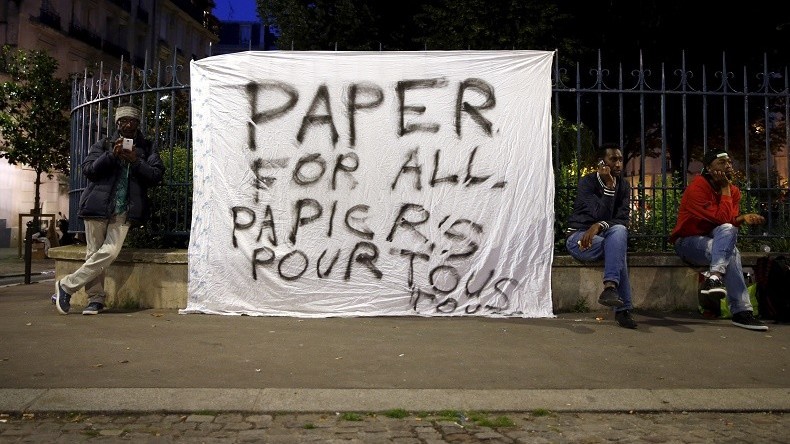 Paris: des migrants, évacués d'un bâtiment insalubre, en quête d'une solution pérenne