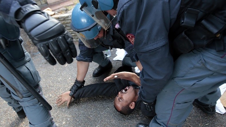 A Vintimille, des dizaines de migrants brutalement évacués (VIDEO)