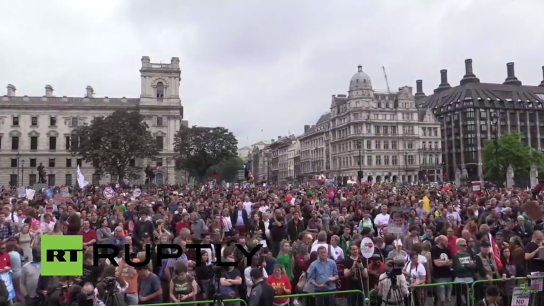 Des dizaines de milliers de londoniens protestant contre l’austérité