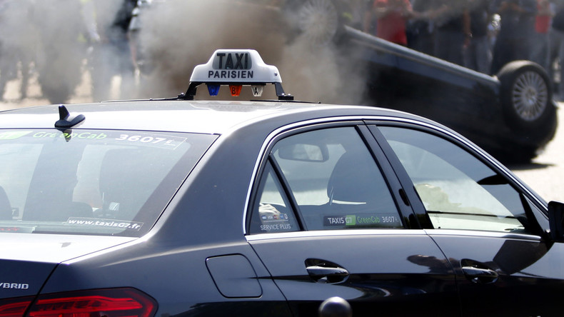 Hollande cède à la violence et se prononce en faveur des taxis