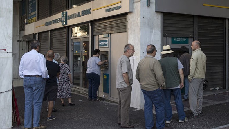 Athènes limite les retraits en liquide alors que la BCE lui maintient sa confiance
