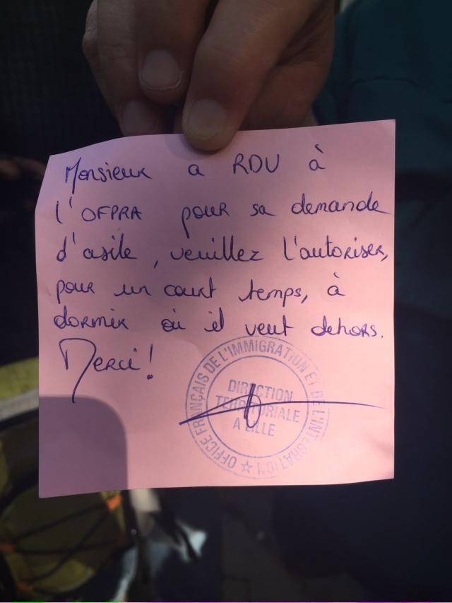 Paris: des migrants, évacués d'un bâtiment insalubre, en quête d'une solution pérenne
