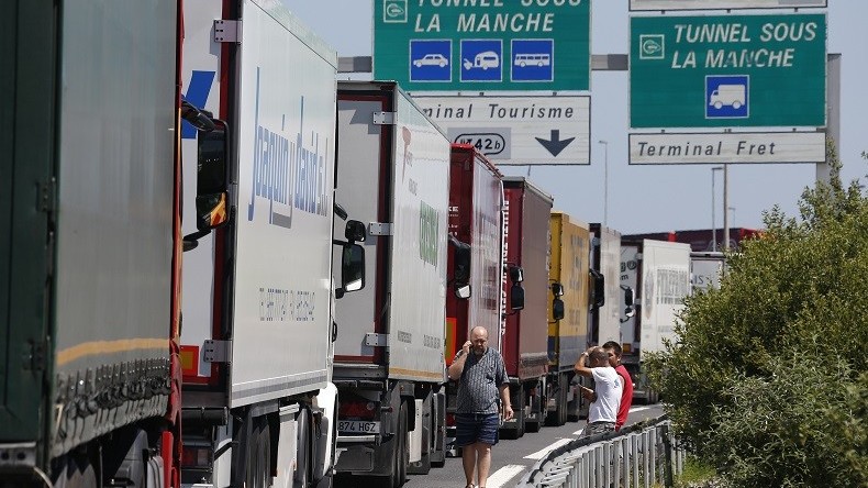 Un officiel britannique appelle à des mesures militaires pour endiguer la grève de Calais