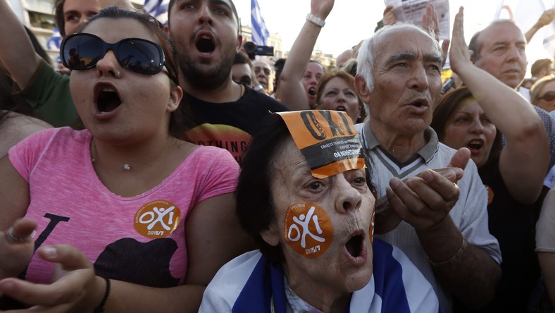 «Finis les pillages»: des milliers de manifestants en Europe expriment leur solidarité avec la Grèce