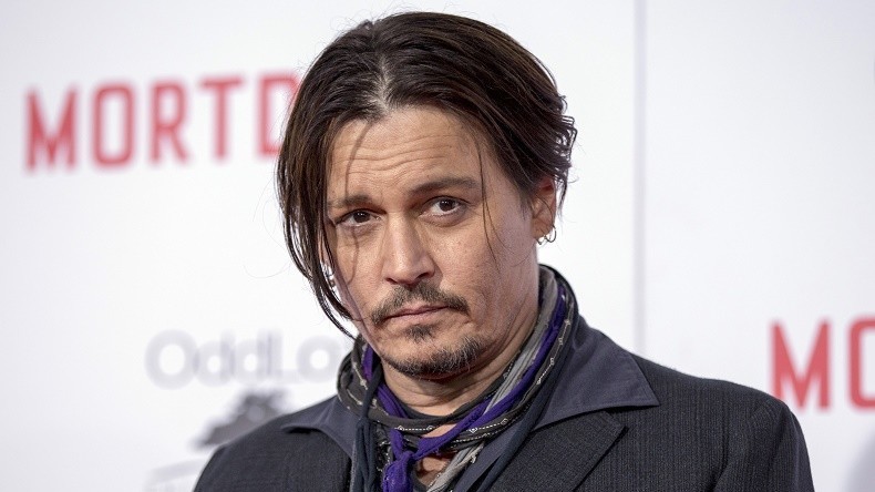 Johnny Depp au chevet de la Grèce, il leur achète une île !