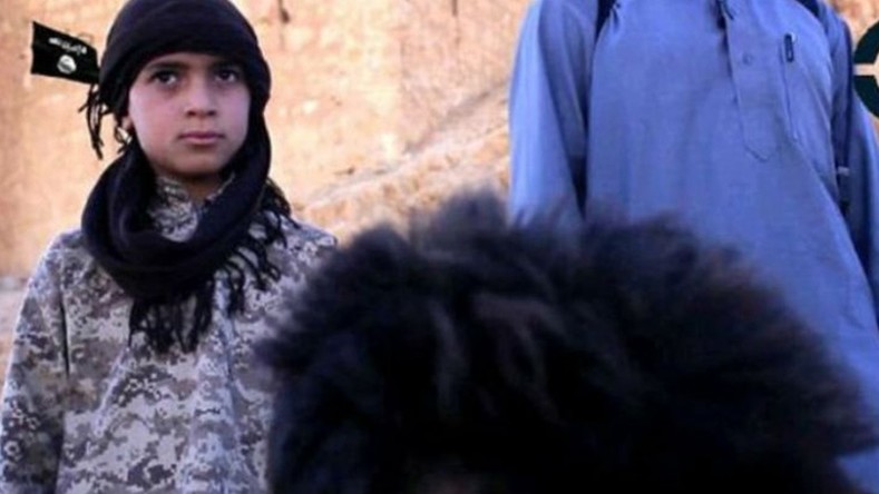 Un garçon de Daesh décapite un officier de l’armée syrienne