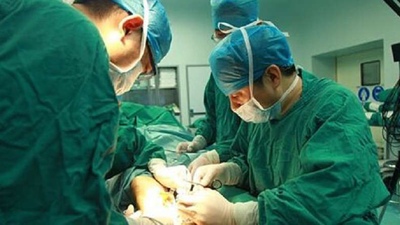 Chine : Pour sauver la main d'un homme, les médecins la greffent à son pied
