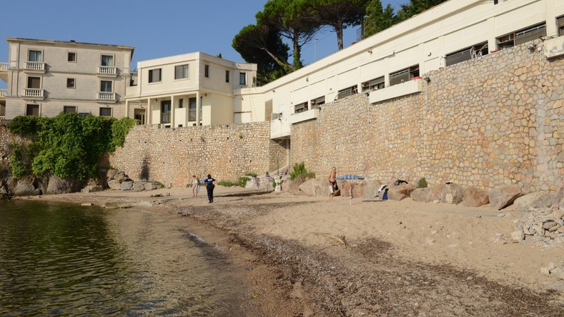 La justice française confirme la privatisation d'une plage pour le roi soudien, colère des riverains