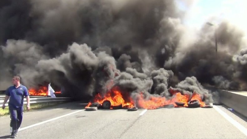 Les marins de Calais bloquent à nouveau le tunnel sous la Manche (VIDEO)