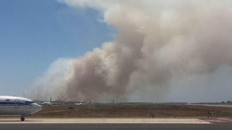 Italie : un incendie près de l'aéroport de Rome cloue les avions au sol