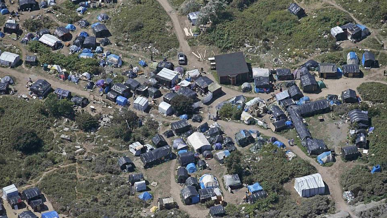 Eglise, école, épiceries, la «jungle» de Calais s'organise