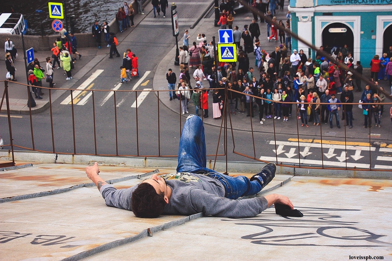 Un casse-cou surplombe les rues de Saint-Pétersbourg suspendu à des câbles téléphoniques (PHOTOS)