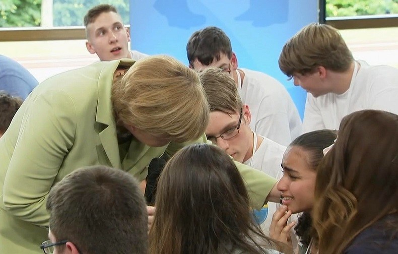 Angela Merkel très attendrie par une jeune réfugiée — RT ...