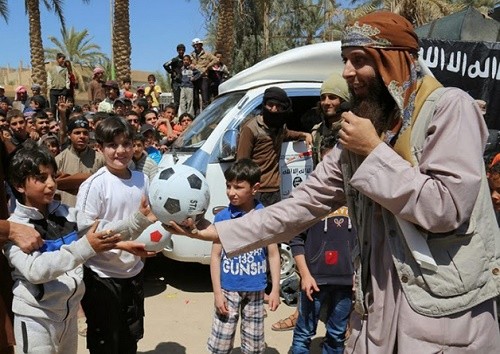 Daesh entraînerait les petits garçons à décapiter des poupées