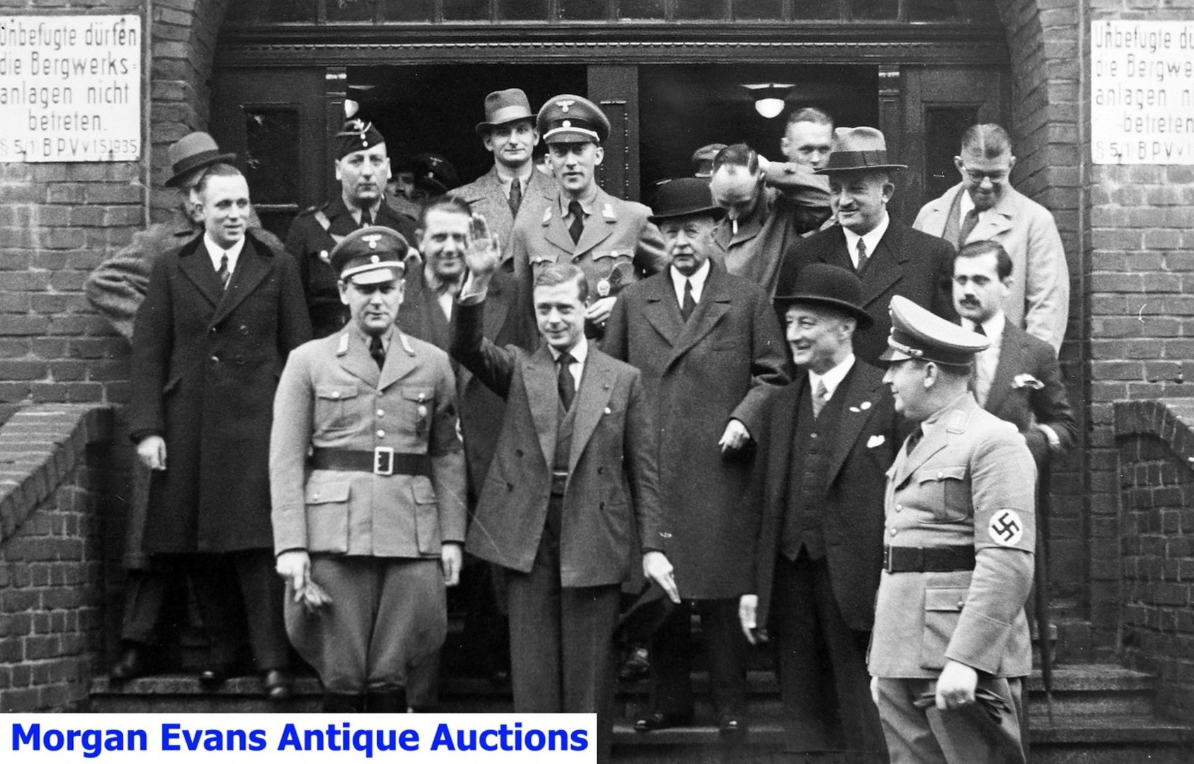Nouveau scandale : le Roi Edouard VIII d'Angleterre faisant un salut Nazi, en Allemagne