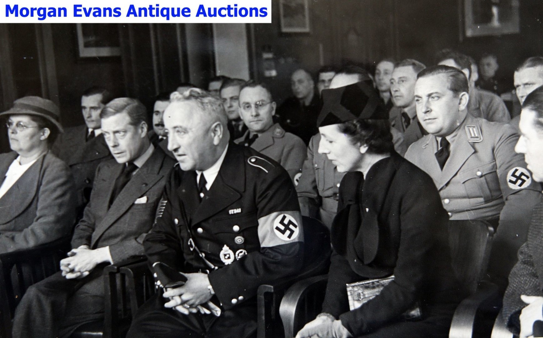 Nouveau scandale : le Roi Edouard VIII d'Angleterre faisant un salut Nazi, en Allemagne