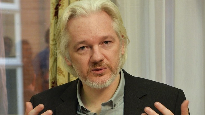 Les procureurs suédois abandonnent officiellement deux des quatre chefs d’accusation contre Assange