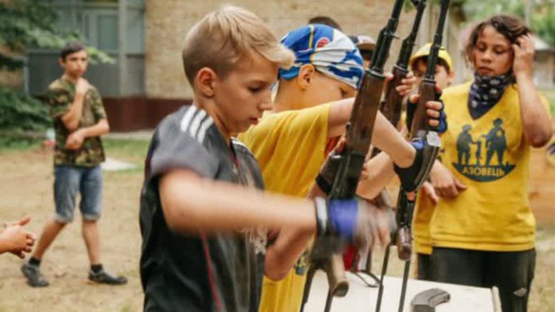 Ukraine : le bataillon néonazi Azov forme désormais des enfants au combat