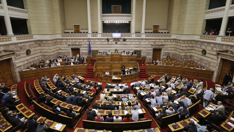 Le parlement grec adopte le troisième plan d’aide financière après une session de nuit