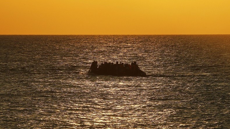 Des gardes-côtes grecs ont-ils tenté de couler des migrants? (VIDEO)