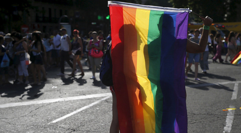 Drapeau rouge vs arc-en-ciel : «la Gay Pride nuit plus aux enfants que les corridas»