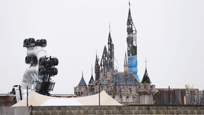 «Dismaland», le parc d'attractions glauque de Banksy ouvre ses portes