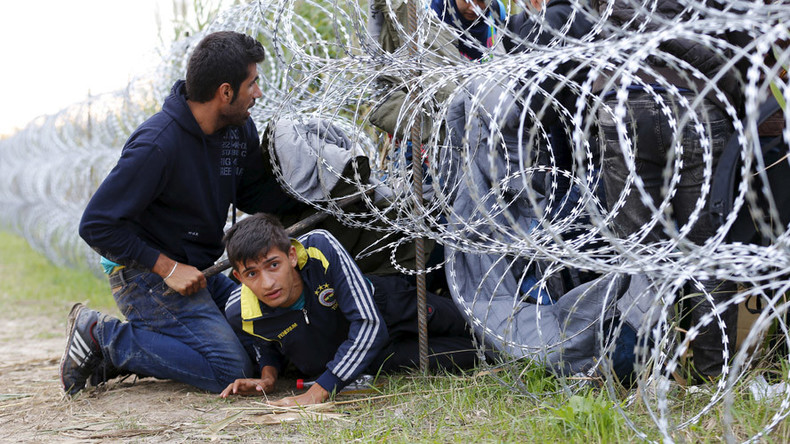 La police utilise des gaz lacrymogènes contre les migrants à la frontière de la Hongrie