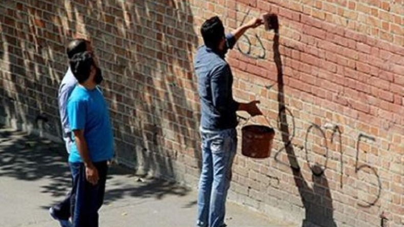 Les Iraniens effacent les «Mort à l'Amérique» tagués sur l'ambassade des Etats-Unis depuis 30 ans