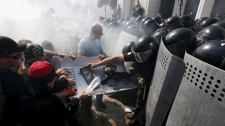 EN DIRECT : au lendemain des émeutes à Kiev, au moins trois soldats morts et plus de 130 blessés