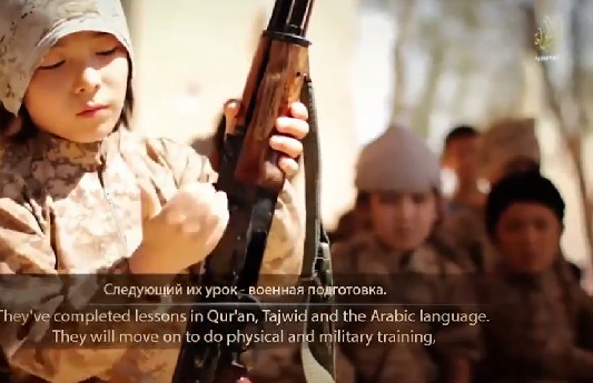 Un petit garçon Yazidi embrigadé par Daesh apprend à haïr son peuple et à décapiter sa mère
