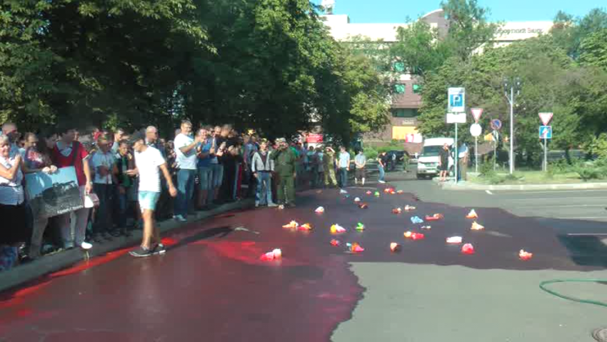 Les habitants de Donetsk en Ukraine, écoeurés, devant le siège de l’OSCE (VIDEO)