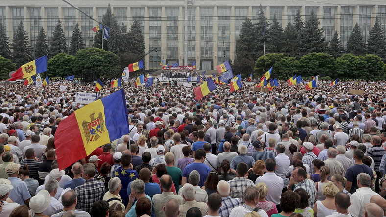 Moldavie : une foule énorme prend la rue de Chisinau et demande la démission du gouvernement (VIDEO)