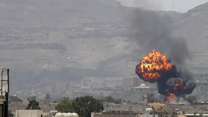 La coalition saoudienne bombarde Sanaa, les bâtiments civils aussi (VIDEO)