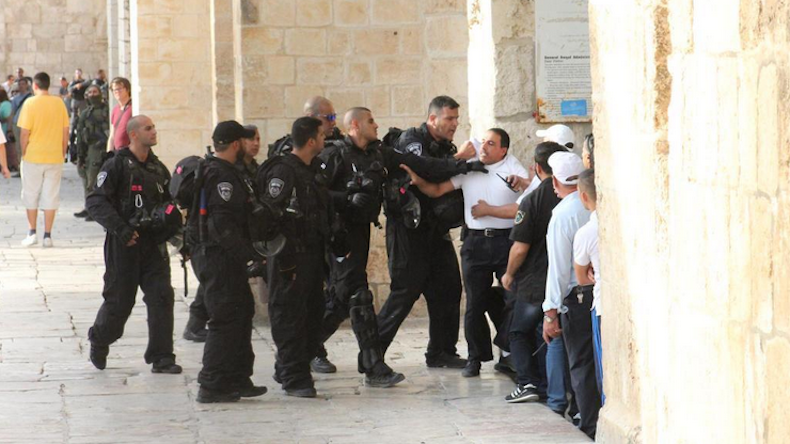 La police israélienne a pris d'assaut la mosquée Al-Aqsa de Jérusalem (VIDEO)