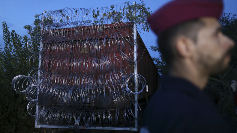 Migrants : l'ONU inquiète alors que la Hongrie déploie un train barbelé pour fermer sa frontière