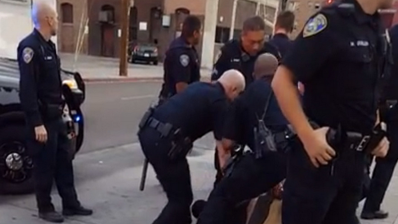 Aux Etats-Unis, neuf policiers ne sont pas de trop pour arrêter un adolescent noir (VIDEO)