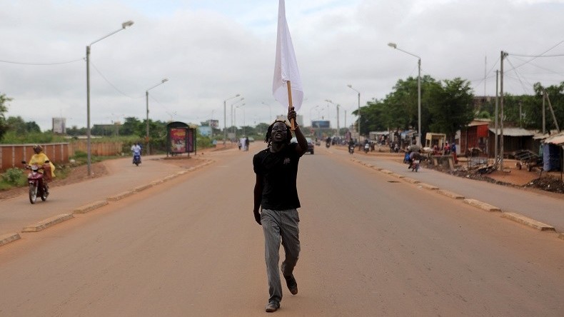 Burkina Faso : le Premier ministre libéré, l'armée négocie la reddition des putschistes