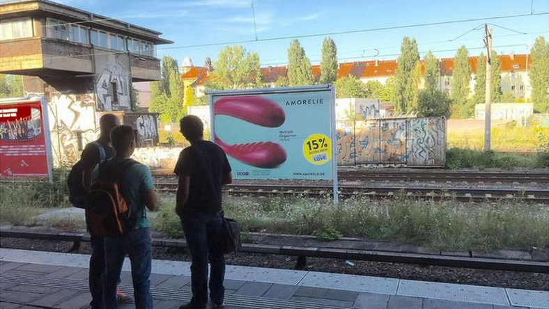 Des affiches publicitaires coquines partout dans Berlin font tourner les têtes... parfois trop