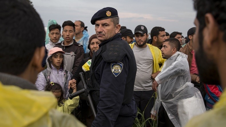 EN DIRECT : Interpelée par l'UE, la Croatie annonce qu'elle va rouvrir sa frontière avec la Serbie