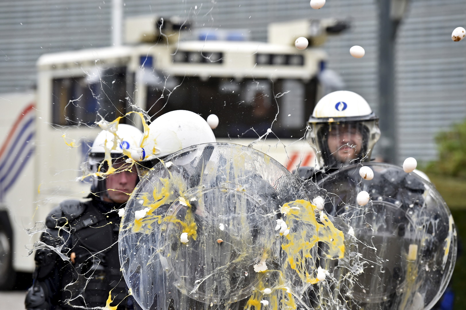 Foin en feu et tracteurs béliers : heurts entre la police et les agriculteurs à Bruxelles (VIDEO)