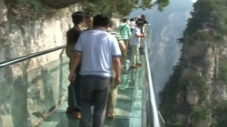 Chine : un pont en verre se brise sous les pieds des touristes à 1 000 mètres d'altitude