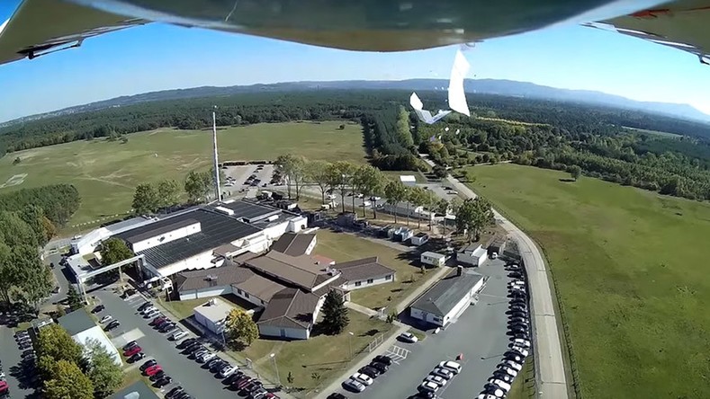 Un drone lâche des dépliants anti-espions au-dessus du bâtiment de la NSA en Allemagne