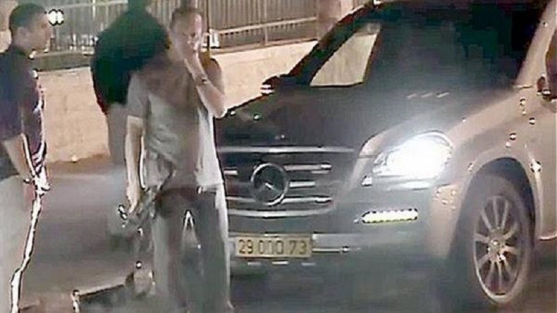 Pistolet à la main dans un quartier arabe, le maire de Jérusalem appelle les Israéliens à s'armer