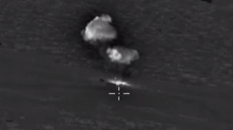 Des avions russes frappent un poste de commandement et d’autres installations de Daesh (VIDEOS)