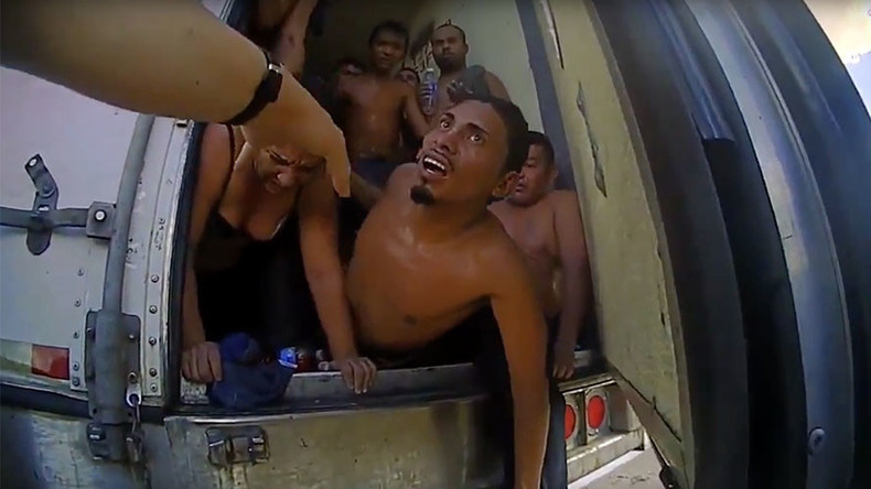 Déshydratés et effrayés, des migrants illégaux rescapés d’un camion au Texas (VIDEO)